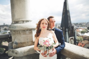 Muhteşem bir düğün çifti eski Lviv şehrinde yürüyor.