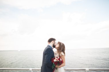 Gün batımında sahilde yürüyüş sadece evli evlilik çift.