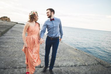 Düğün çift, Gelin, damat yürüyüş ve iskelede poz