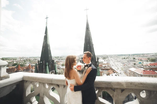 Muhteşem bir düğün çifti eski Lviv şehrinde yürüyor.