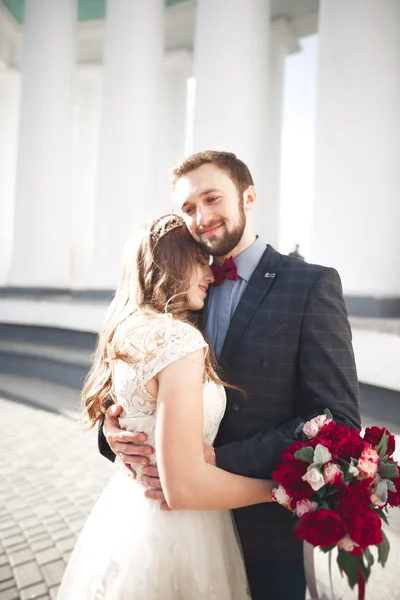 Casamento de luxo casal, noiva e noivo posando na cidade velha — Fotografia de Stock