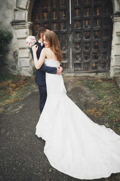 Mutlu düğün kaç sarılma ve birbirlerine arka plan eski kale üzerinde gülümseyen