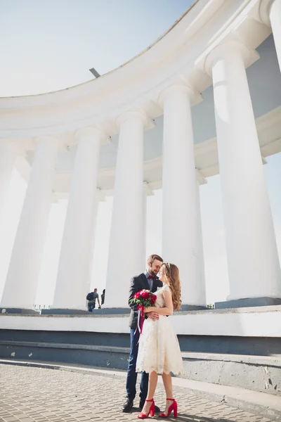 Casamento de luxo casal, noiva e noivo posando na cidade velha — Fotografia de Stock