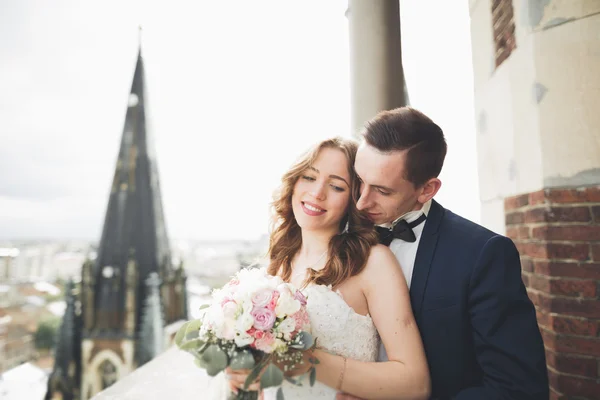 Hermosa pareja de boda caminando en la ciudad vieja de Lviv — Foto de Stock