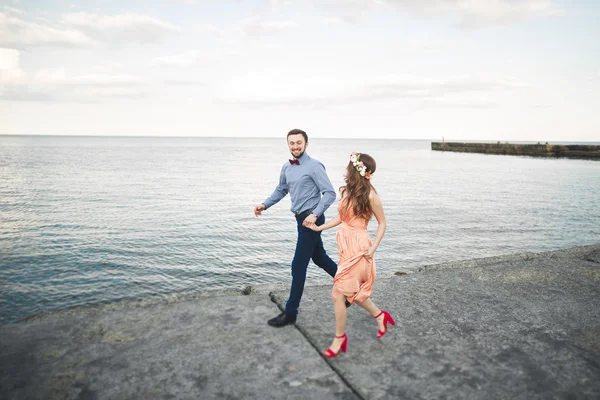 Hochzeitspaar, Braut, Bräutigam spazieren und posieren auf Seebrücke — Stockfoto