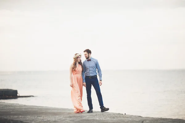 已婚的夫妇站在码头上的海景 — 图库照片
