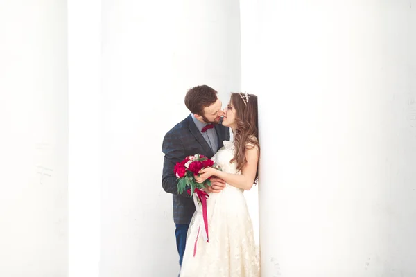 Pareja de matrimonio de lujo, novia y novio posando en la ciudad vieja —  Fotos de Stock