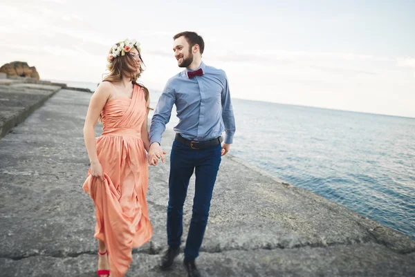 Düğün çift, Gelin, damat yürüyüş ve iskelede poz