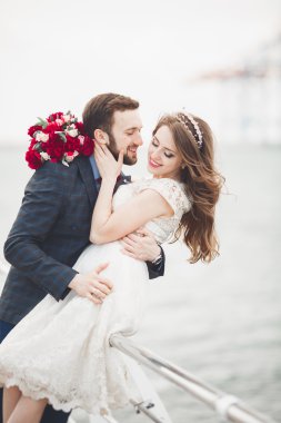 Gün batımında sahilde yürüyüş sadece evli evlilik çift.