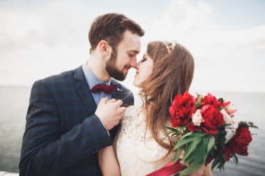 Denizin üzerinde bir iskele üzerinde duran evli evlilik çift