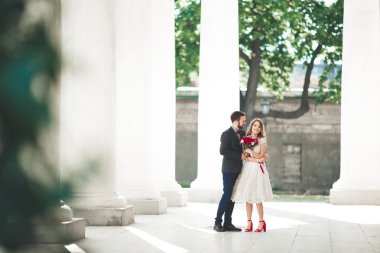 Lüks evli çift, gelin ve damat eski şehirde poz veriyor.