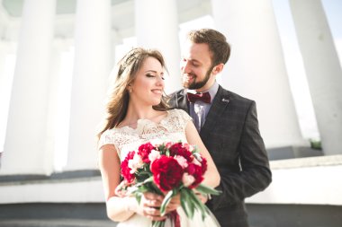 Lüks evli çift, gelin ve damat eski şehirde poz veriyor.