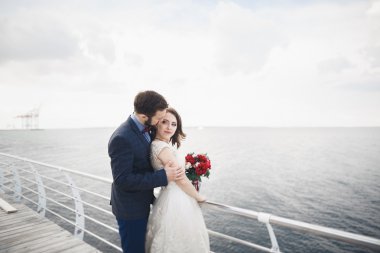 Gün batımında sahilde yürüyüş sadece evli evlilik çift.