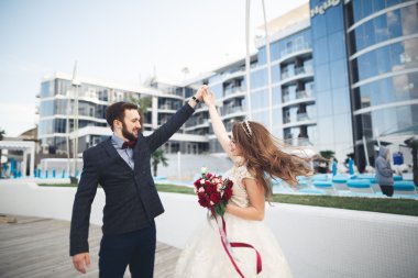 Modern cam bina yakın poz zarif güzel Çift