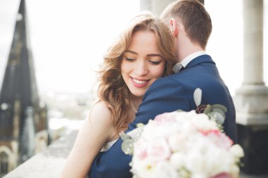 Muhteşem bir düğün çifti eski Lviv şehrinde yürüyor.