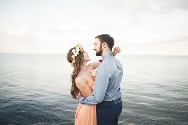 Pareja de boda, novia, novio caminando y posando en el muelle — Foto de Stock