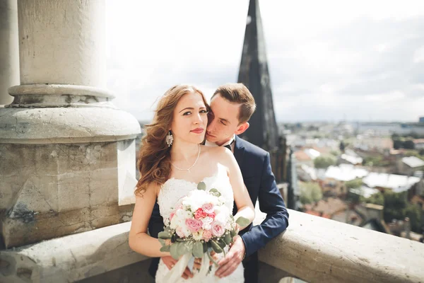 Wspaniała para weselna spacerująca po starym mieście Lwowa — Zdjęcie stockowe