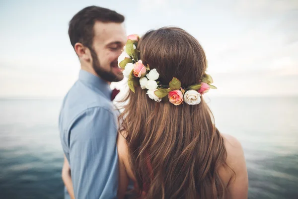 Beau couple aimant, fierté avec robe longue marchant sur jetée — Photo