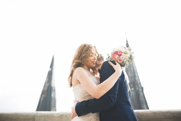 Casal bonito elegante beijando e abraçando no fundo vista panorâmica da cidade velha — Fotografia de Stock