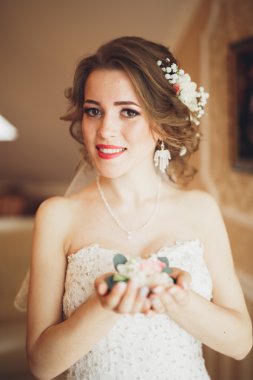 Güzel gelin moda peçe ve elbise düğün sabah portresi