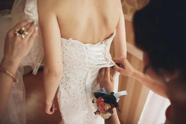 Mariée de luxe en robe blanche posant tout en se préparant pour la cérémonie de mariage — Photo