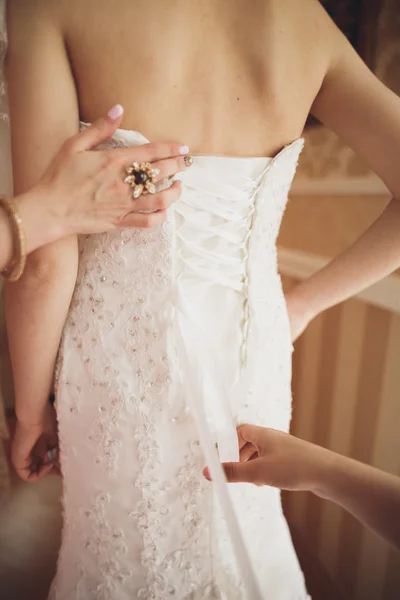 아름 다운 신부 결혼식 아침에 드레스와 패션 베일의 초상화 — 스톡 사진