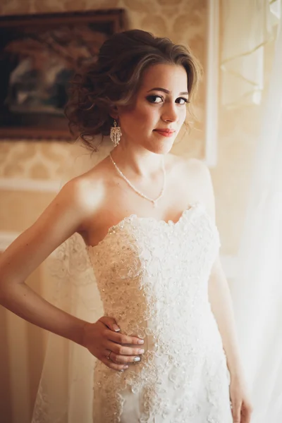 Retrato de novia hermosa con velo de moda y vestido en la mañana de la boda —  Fotos de Stock