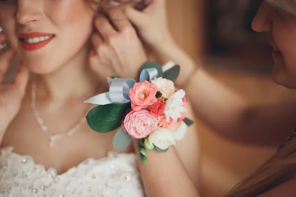 Novia de lujo en vestido blanco posando mientras se prepara para la ceremonia de boda — Foto de Stock