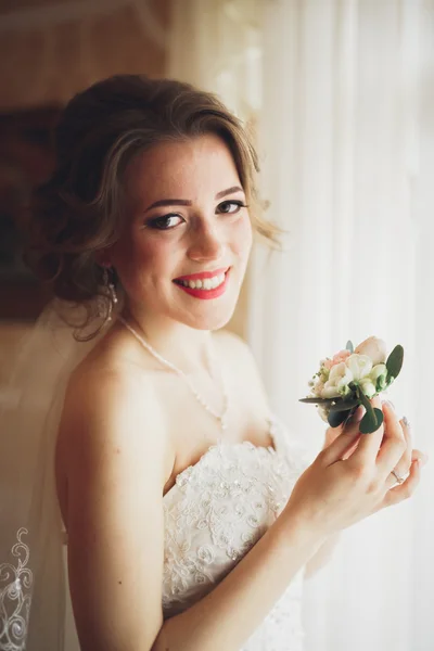 Novia de lujo en vestido blanco posando mientras se prepara para la ceremonia de boda —  Fotos de Stock