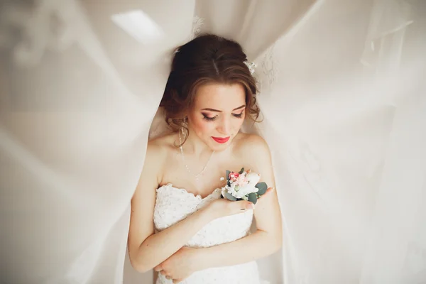 Retrato de noiva bonita com véu de moda e vestido na manhã do casamento — Fotografia de Stock