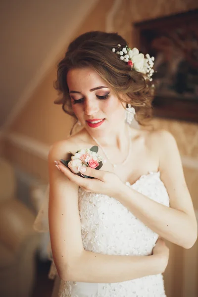 Novia de lujo en vestido blanco posando mientras se prepara para la ceremonia de boda —  Fotos de Stock