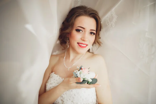 Retrato de novia hermosa con velo de moda y vestido en la mañana de la boda —  Fotos de Stock