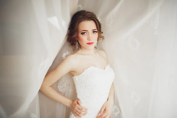 Портрет красивой невесты с фатой и платьем на свадебное утро — стоковое фото