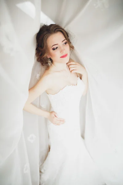 Luxusbraut im weißen Kleid posiert während der Vorbereitungen für die Hochzeitszeremonie — Stockfoto