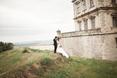 Mutlu düğün kaç sarılma ve öpüşme üzerinde arka plan eski kale