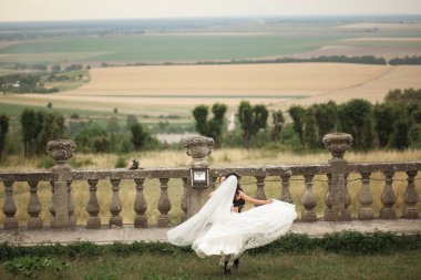 Mutlu düğün kaç sarılma ve öpüşme üzerinde arka plan eski kale