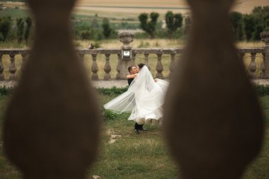 Mutlu düğün kaç sarılma ve öpüşme üzerinde arka plan eski kale