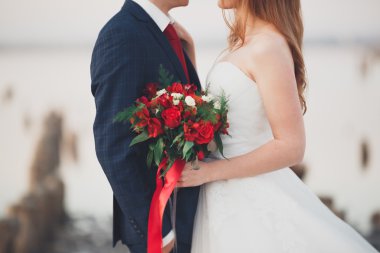 Gelinin elinde çeşitli zarif çiçekler ile güzel düğün buketi