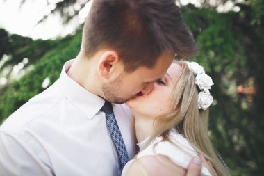 Şık güzel mutlu düğün çift öpüşme ve Botanik Bahçesi içinde kucaklayan