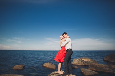 Sevimli gelin, manzara, dağlar ve denizin muhteşem Düğün çifti üzerinde zarif damat