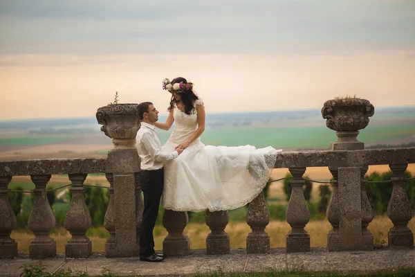 Casal romântico bonito casal de recém-casados abraçando perto do castelo velho — Fotografia de Stock