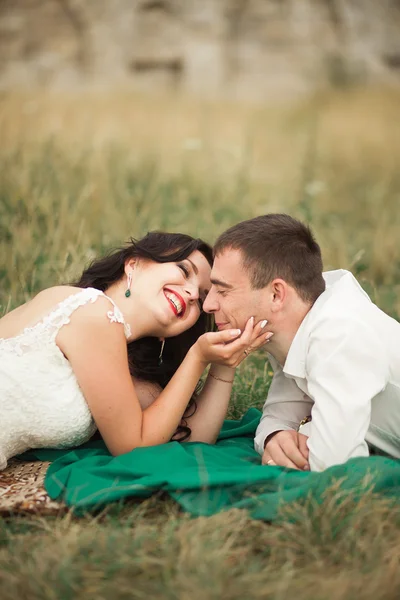 Mutlu evlilik çift yaz saati, yeşil çim üzerinde yalan