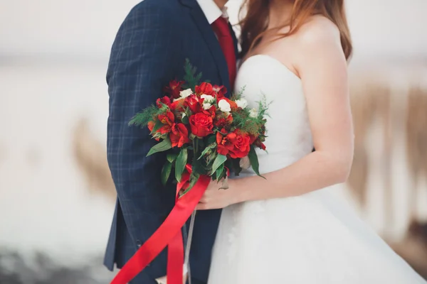 Mooie bruiloft boeket met verschillende elegante bloemen in handen van de bruid — Stockfoto