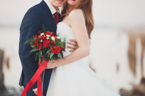 Mooie bruiloft boeket met verschillende elegante bloemen in handen van de bruid — Stockfoto