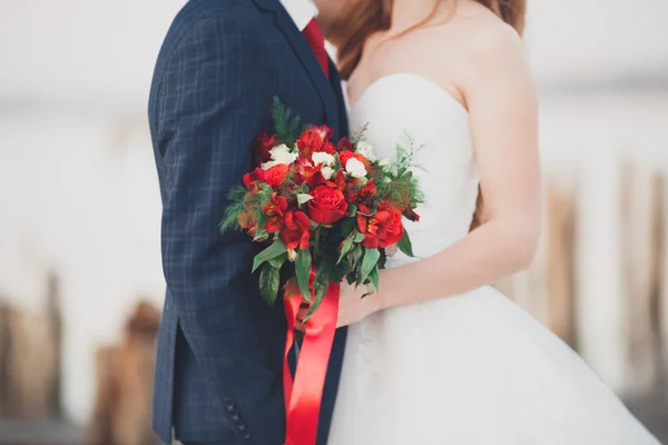 花嫁の手に様々なエレガントな花と美しい結婚式の花束 — ストック写真