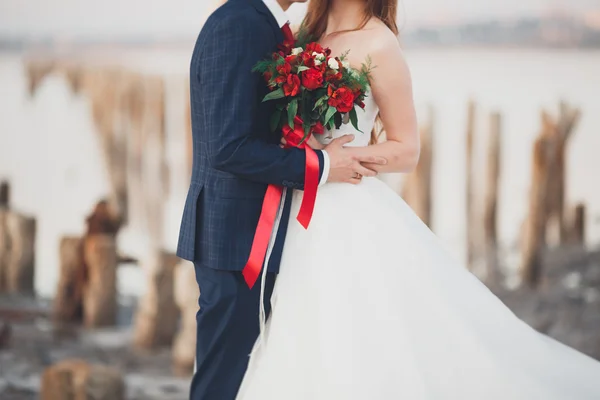 花嫁の手に様々なエレガントな花と美しい結婚式の花束 — ストック写真
