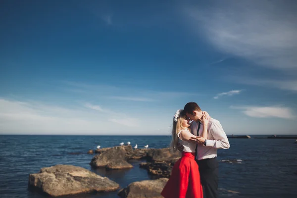 Encantadora novia, elegante novio en los paisajes de las montañas y el mar Hermosa pareja de boda — Foto de Stock