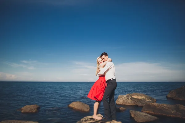 Sposa affascinante, sposo elegante su paesaggi di montagne e mare Splendida coppia nuziale — Foto Stock