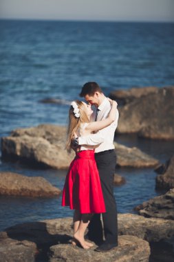 Sevimli gelin, manzara, dağlar ve denizin muhteşem Düğün çifti üzerinde zarif damat