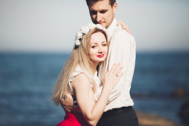 Sevimli gelin, manzara, dağlar ve denizin muhteşem Düğün çifti üzerinde zarif damat